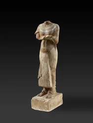 Figur des Pharaos Echnaton mit einem Opfertisch