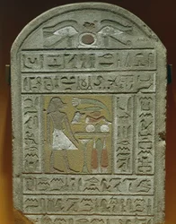 Grabstele von Ibi, Meister der Kammer im königlichen Palast Der Verstorbene vor den Grabopfern Oben, Schutzaugen und Hieroglyphe "Shen", die "Ewigkeit" bedeutet