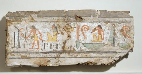 Inschrift in besonders klaren Hieroglyphen: ein Mann mit Gehstock, ein bärtiger Gott hockend, ein Mann mit der Hand am Mund