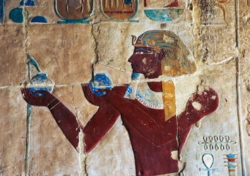 Bemaltes Relief von Thutmose, der Sokaris Wein anbietet, Totentempel von Hatschepsut, Deir el-Bahari, Luxor, Theben (Unesco-Welterbeliste)