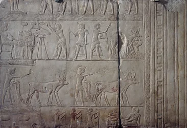 Pharao Haremhab, dargestellt bei der Feldarbeit in den Feldern von Iaru, empfängt die Ernte von Bauern, Kalkstein-Relief, aus dem memphitischen Grab von Haremhab in Sakkara, ägyptische Zivilisation, Neues Reich, Dynastie XVIII