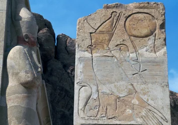 Säule mit Basrelief von Horus und Doppelkrone auf Uraeus ruhend, Symbol der königlichen Macht, Totentempel von Hatschepsut, Deir el-Bahari, Luxor, Theben (UNESCO-Welterbeliste)