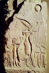 Relief, das Amenophis IV. (Echnaton) (ca. 1364-47 v. Chr.), Nofretete und ihre Tochter Meritaton zeigt, die ein Opfer an Aton darbringen, aus dem Königspalast in Tell El-Amarna