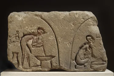 Sandsteinrelief der Zubereitung einer Mahlzeit