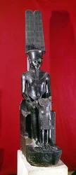 Sitzende Statue des Gottes Amun, der Tutanchamun beschützt, Neues Reich, ca. 1336-1327 v. Chr. (Granit)