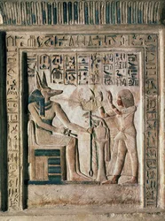 Stele des königlichen Schreibers Ipi, Darstellung des Verstorbenen vor Anubis, Mitte des 14. Jahrhunderts v. Chr. (Kalkstein)