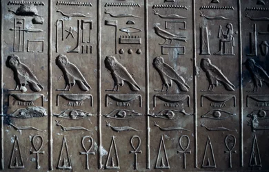 Basrelief mit hieroglyphischen Reliefs, die den Gott Horus in Form eines Falken und das Ankh, Symbol des Lebens, darstellen, Tempel von Seti I oder Großer Tempel von Abydos, Abydos, Ägypten, Ägyptische Zivilisation, Neues Reich, Dynastie XIX