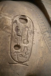 Kartusche am Arm, Gravur vom Koloss von Ramses II, Memphis (UNESCO-Welterbeliste)