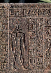 Darstellung von Anubis, Detail der Inschrift und des Reliefs von Anubis und einem anderen Gott, Amenhoteps Sarkophag, Memphis (Unesco-Welterbeliste)
