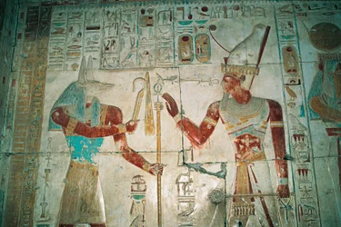 Ägypten, Abydos, Tempel des Pharao Sethos I., Osiris-Kapelle. Detail, bemaltes Relief, Neues Reich, Dynastie XIX