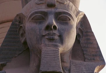 Gesicht der Statue von Ramses II sitzend, Thebanische Nekropole