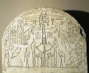 Kalksteinstele von Perinefer, mit Isis und Neftis, die ein Fetisch verehren, das Osiris darstellt, aus Abydos, Regierungszeit von Ramses II.
