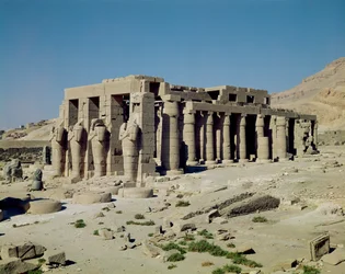 Osiride-Figuren von Ramses II (1279-1213 v. Chr.) flankieren die Wände des zweiten Hofes, Neues Reich