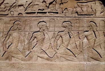 Gefangene, die die Siege des Pharao Ramses II. darstellen, Basrelief am Eingang des großen Tempels von Ramses II., Ägypten, Abu Simbel