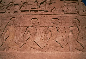 Gefangene des Nordens, Basrelief am Sockel der Giganten des Großen Tempels von Ramses II., Abu Simbel (UNESCO-Welterbeliste)