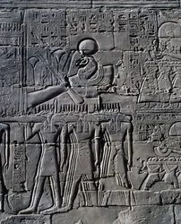Ramses II. vor dem heiligen Boot, Relief, Innenwände der Großen Säulenhalle, Karnak-Tempelkomplex (Unesco-Welterbeliste)