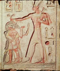 Ramses (1279 - 1213 v. Chr.) schlägt seine Feinde (Reliefierter bemalter Kalkstein, 19. Dynastie)