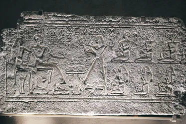 Relief von Ptahotep und Tauseret aus Saqqara, das Paar erhält Angebote von ihrem ältesten Sohn Amenheb und anderen Kindern