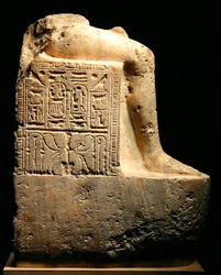 Seitenansicht eines Fragments einer Statue von Ramses II. (1279-13) und Gemahlin, Neues Reich (Alabaster)