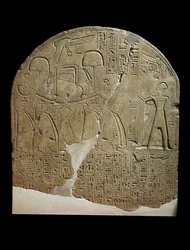Stela, gewidmet Isis vom Aufseher der Arbeiten in den Tempeln von Ramses II. in Koptos, darstellend den König, der Weihrauch dem heiligen Boot von Isis opfert, getragen von Priestern