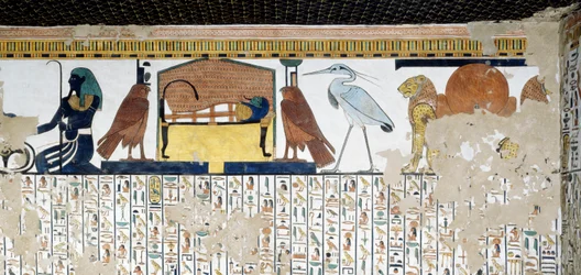 Oberes Register, Löwen mit Symbol von Atum, Gott Bennu, Symbol der Seele von Ra, Mumie von Nefertari mit zwei Falken und Genius des Nils, unteres Register, Kapitel 17 des Totenbuchs, Fresko, Grab von Nefertari, Tal der Königinnen, Theben. Neues Reich, Dyna