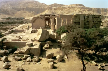 Ansicht von der Spitze des ersten Pylons, die den gefallenen Koloss von Ramses II. (1279-1213 v. Chr.) im ersten Hof zeigt, Neues Reich