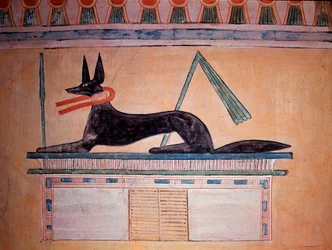 Schakalköpfiger Anubis, Gott der Mumifizierung. Wand des Grabes von Prinz Khaemweset II (bemalte Kalksteinverzierung, 20. Dynastie)