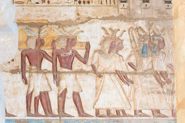 Gemaltes Reliefbild im Gewölbe