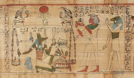 Detail aus dem Totenbuch des Priesters Aha-Mer, das Anubis beim Wiegen des Herzens des Verstorbenen gegen die Feder der Wahrheit zeigt