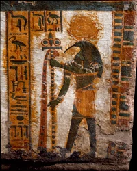 Ägyptische Antiquität: Thot, der Gott des Mondes, in Gestalt eines Mannes mit Ibiskopf. Dekoration des anthropoiden Sarkophags des Schreibers Butehamon, 21. Dynastie (1085-935 v. Chr.). Ägyptisches Museum in Turin (Turin, Museo Egizio)