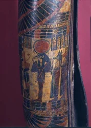 Detail des Sarkophags, der Re-Harakhty mit Sonnenscheibe zeigt, der Krummstab und Geißelzepter hält, zwei Söhne des Horus stehen dahinter, Dritte Zwischenzeit, 850-730 v. Chr. (polychromer Gips) (Detail)