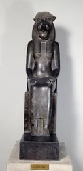Ägyptische Antiquität: die Löwengöttin Sachmet mit der Kartusche des Königs Scheschonq I. Statue aus schwarzem Granit. 950-929 v. Chr. Turin, Ägyptisches Museum