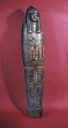 Sarkophag für eine junge Frau namens Herrin des Hauses Djed-montu-iues-ankh, Ehefrau von Pamiu, Dritte Zwischenzeit, 850-730 v. Chr. (polychrome Gesso)