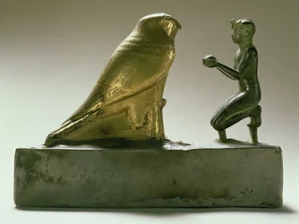 Statue des Königs Taharqa bei der Verehrung des Falkengottes Hemen, ägyptisch, Dritte Zwischenzeit