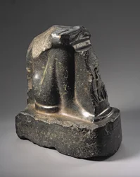 Fragment einer naophoren Statue, Spätzeit (Basalt)