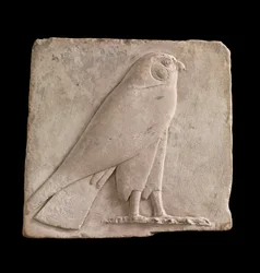 Plakette, die einen Falken darstellt, wahrscheinlich der Gott Horus, 26. Dynastie oder Saite-Periode, 664-525 v. Chr. oder später (Kalkstein)