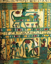 Verputztes und bemaltes Holz, das den Gott Anubis zeigt, der die Mumie des Verstorbenen und das Sonnenboot mit dem Gott Ra schützt, aus dem Sarkophag von Usai, Theben