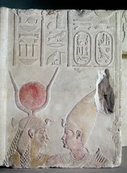 Nektanebos II. (360-343 v. Chr.), von der Göttin Isis umarmt, Fragment einer Tür, Spätzeit, um 358-341 v. Chr.