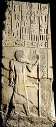 Tafel, Aa-akhti, Hieroglyphen und eine Figur, späte 3. Dynastie