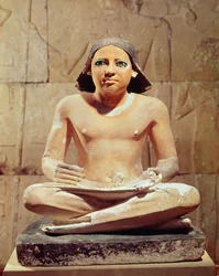 Schreiber im Schneidersitz mit einer Papyrusrolle, aus Saqqara, Altes Reich ca. 2475 v. Chr.