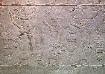 Frauen, die die Reiche des Todes personifizieren und Opfergaben bringen, aus der Mastaba von Akhutotep