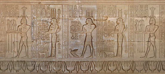 Ägyptische Antiquität: Prozession der Gottheiten - Detail der Ostwand des Tempels der Göttin Hathor in Denderah, Ägypten - Ägyptische Zivilisation: Prozession der Gottheiten, geschnitzt an der Wand des Hathor-Tempels in Denderah, erbaut unter der