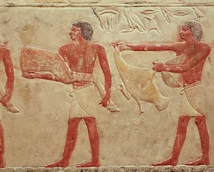 Relief mit Dienern, die eine Rinderkeule und eine Ente tragen, aus dem Grab der Prinzessin Idut, Altes Reich, um 2330 v. Chr.