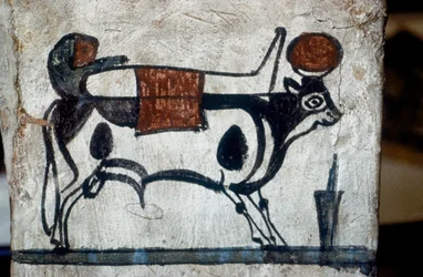 Detail eines Holzsarkophags mit Darstellung des heiligen Stiers, Api, der eine Mumie auf dem Rücken trägt