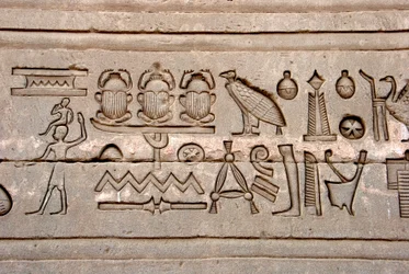 Ägyptische Antiquität: Hieroglyphen an der Ostwand des Hathor-Tempels, Denderah, Ägypten