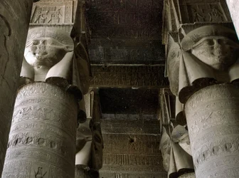 Ägyptische Antike: Teilansicht des Hypostylraums mit Säulen, die die Göttin Hathor darstellen. Tempel der Hathor, Denderah, Ägypten