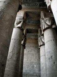 Ägyptische Antike: Teilansicht des Hypostylraums mit Säulen, die mit der Darstellung der Göttin Hathor dekoriert sind. Tempel von Hathor, Denderah, Ägypten