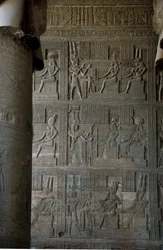 Ägyptische Antiquitäten: Reliefs im Hypostylraum des Tempels, der der Göttin Hathor gewidmet ist, Denderah, Ägypten