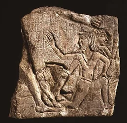 Bildhauermodell, das einen König mit einem Löwen zeigt, der Feinde erschlägt, ca. 400-201 v. Chr.