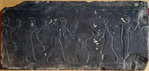 Ägyptische Antiquität: Kalksteinplatte mit Flachrelief, das das Pressen von Lotusblumen darstellt, 8. bis 7. Jahrhundert v. Chr. (Relief)